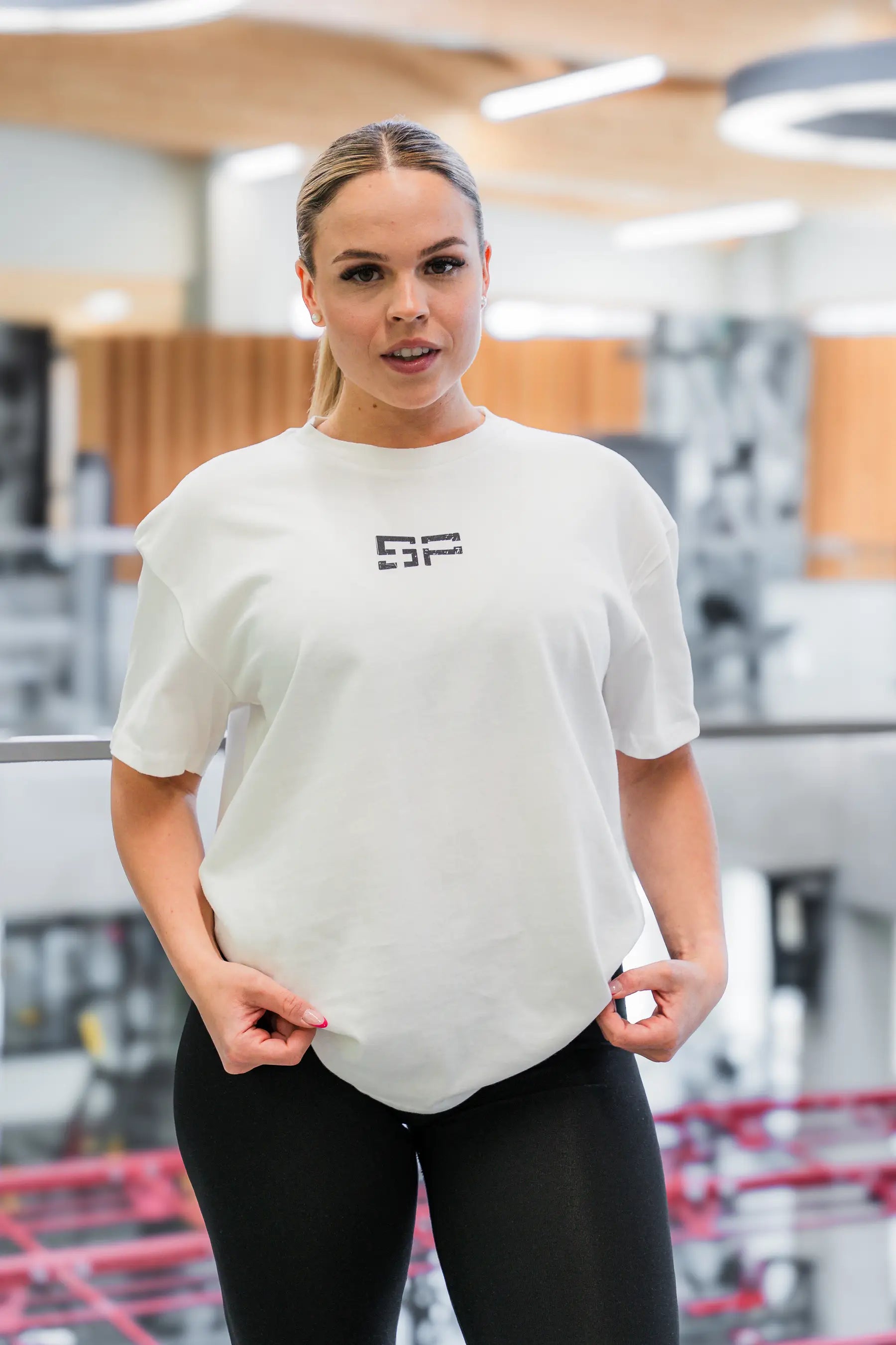 Oversized_Shirt_frau_wei_von_vorn