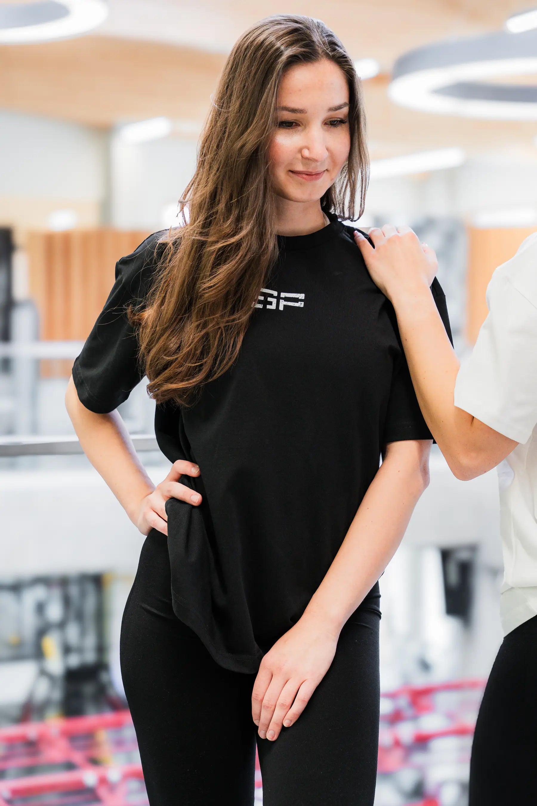 Oversized_Shirt_frau_schwarz_von_hinten2