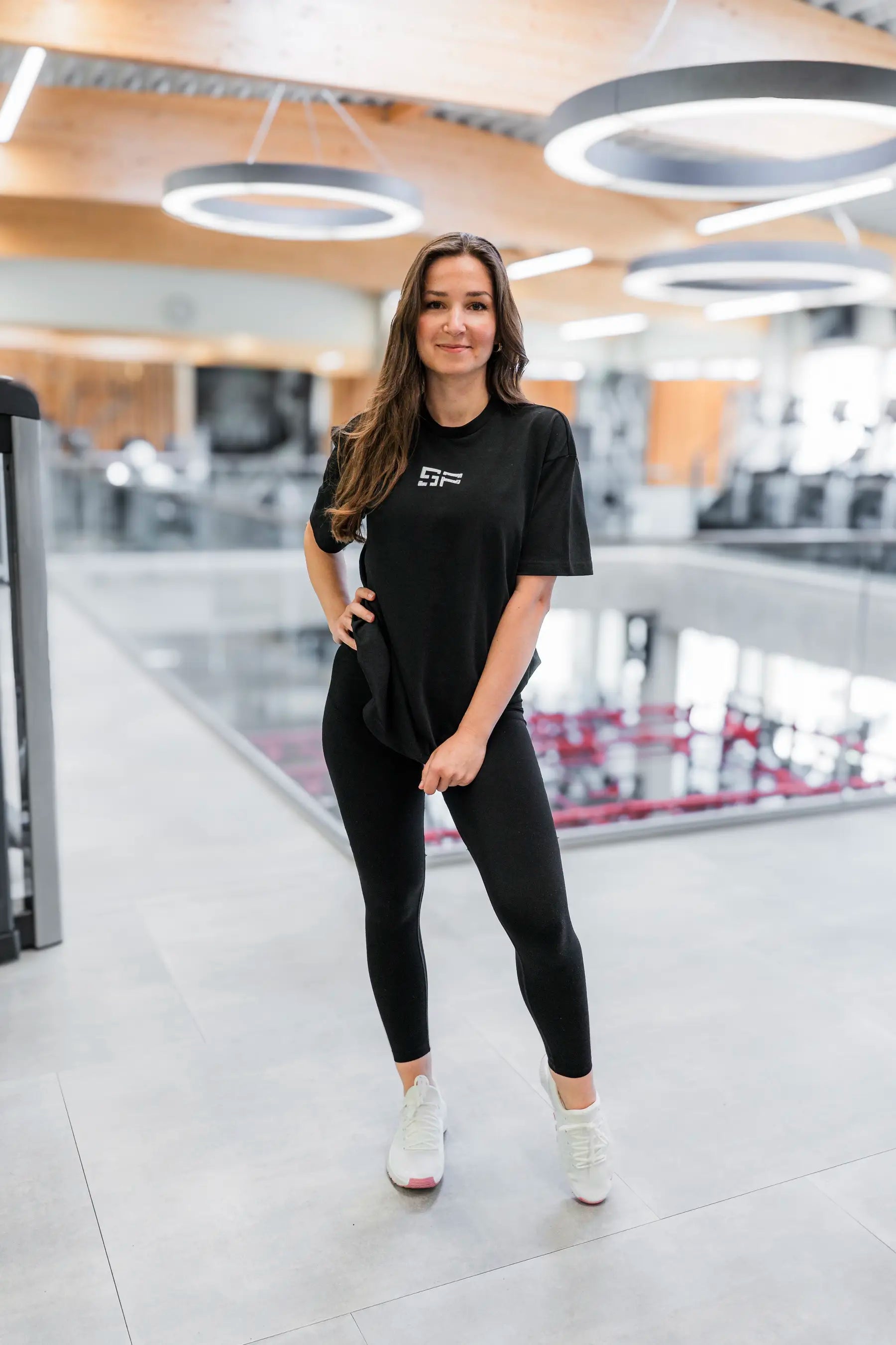 Oversized_Shirt_frau_wei_von_vorn